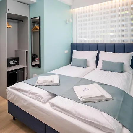 Jess Rondo Charles De Gaulle Hostel *