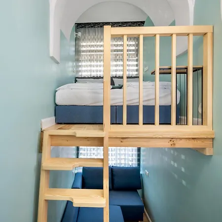 Jess Rondo Charles De Gaulle Hostel Warsaw