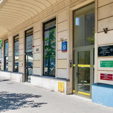 Jess Rondo Charles De Gaulle Hostel Warschau