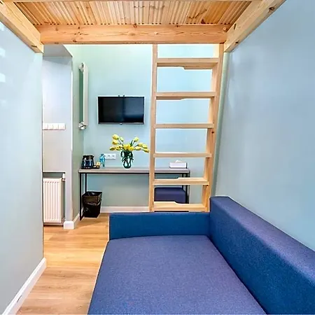 Jess Rondo Charles De Gaulle Albergue